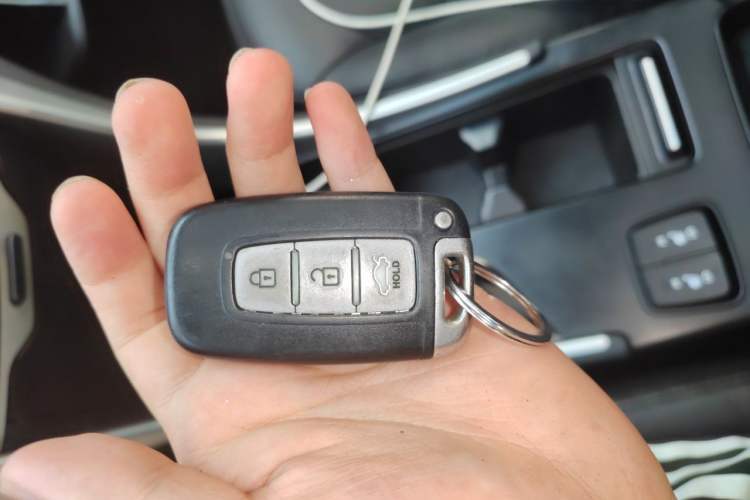 Used Hyundai Sonata 2013 2.4L Automatic Top-Grade Version China IV Standard Vehicle Key