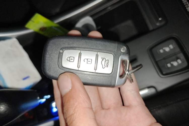 Used Hyundai Sonata 2013 2.4L Automatic Luxury Version China IV Standard Vehicle Key