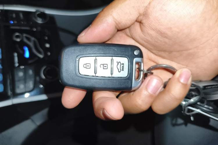 Used Hyundai Sonata 2013 2.4L Automatic Luxury Version China IV Standard Vehicle Key