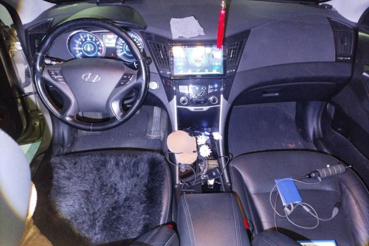 Used Hyundai Sonata 2013 2.4L Automatic Leading Edition China IV Standard Center Console