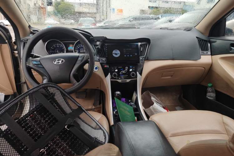 Used Hyundai Sonata 2013 2.0L Automatic Luxury Edition Center Console