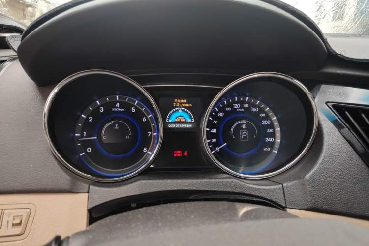 Used Hyundai Sonata 2013 2.0L Automatic Luxury Edition Odometer Close Up