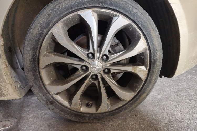 Used Hyundai Sonata 2013 2.0L Automatic Prestige Edition Right Front Wheel Hub
