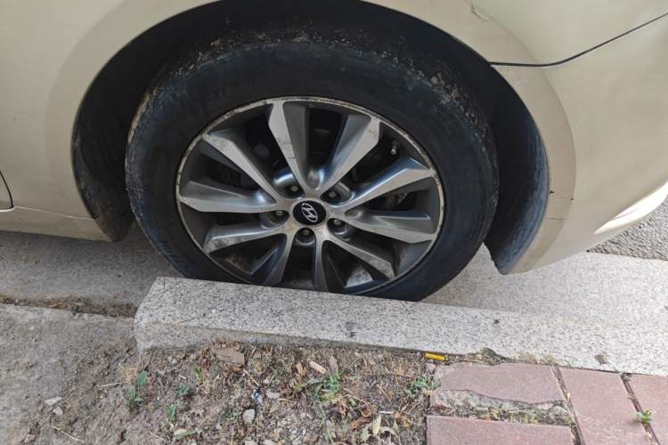 Used Hyundai Sonata 2013 2.0L Automatic Luxury Edition Right Front Wheel Hub