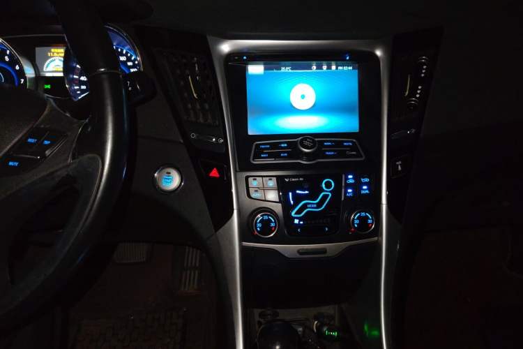 Used Hyundai Sonata 2014 2.0L Automatic Luxury Edition Audio And AC Panel