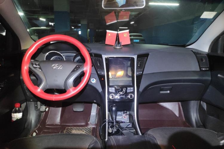 Used Hyundai Sonata 2014 2.4L Automatic Leading Edition China IV Standard Center Console