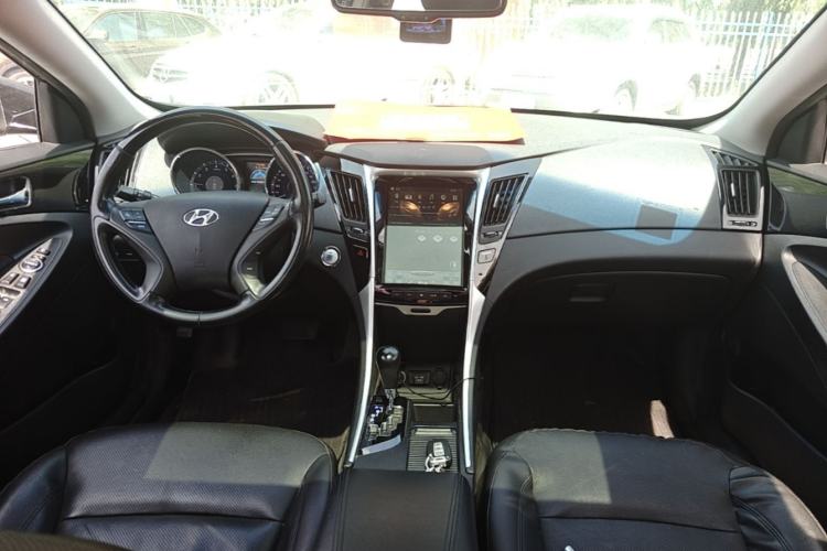 Used Hyundai Sonata 2014 2.4L Automatic Luxury Version China IV Standard Center Console