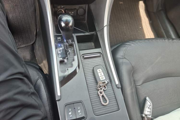 Used Hyundai Sonata 2014 2.4L Automatic Luxury Version China IV Standard Gear Lever