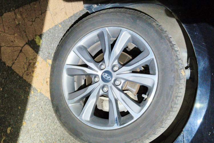 Used Hyundai Sonata 2014 2.0L Automatic Luxury Edition Right Front Wheel Hub