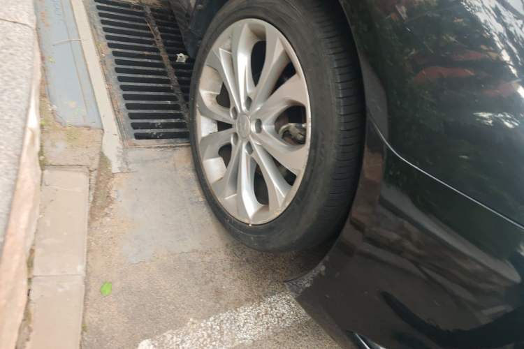 Used Hyundai Sonata 2014 2.0L Automatic Prestige Edition Right Front Wheel Hub