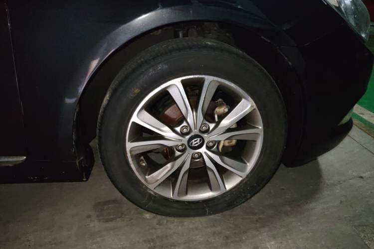 Used Hyundai Sonata 2014 2.0L Automatic Luxury Edition Right Front Wheel Hub