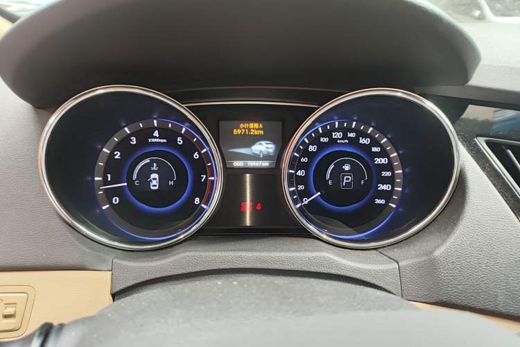 Used Hyundai Sonata 2014 2.0L Automatic Prestige Edition Odometer Close Up