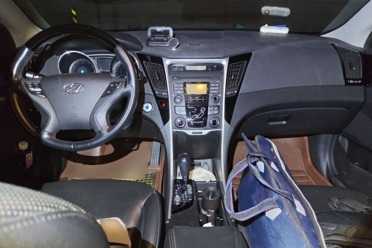 Used Hyundai Sonata 2014 2.4L Automatic Leading Edition China IV Standard Center Console