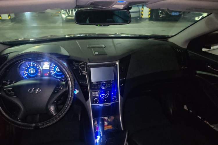 Used Hyundai Sonata 2014 2.4L Automatic Luxury Version China IV Standard Center Console