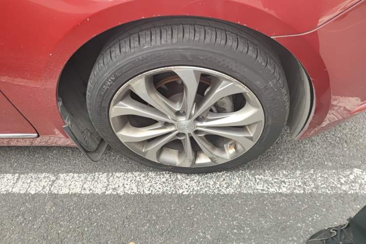 Used Hyundai Sonata 2014 2.0L Automatic Prestige Edition Right Front Wheel Hub