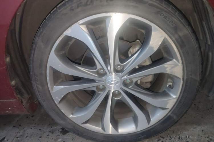 Used Hyundai Sonata 2014 2.0L Automatic Prestige Edition Right Front Wheel Hub