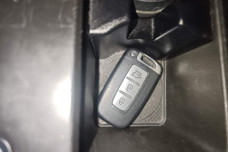 Used Hyundai Sonata 2014 2.4L Automatic Luxury Version China IV Standard Vehicle Key