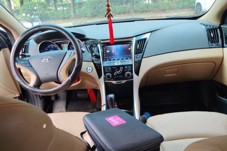 Used Hyundai Sonata 2014 2.0L Automatic Luxury Edition Center Console
