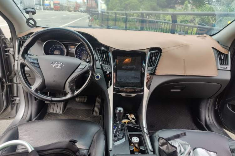 Used Hyundai Sonata 2014 2.0L Automatic Prestige Edition Center Console