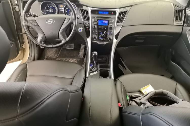 Used Hyundai Sonata 2014 2.0L Automatic Luxury Edition Center Console