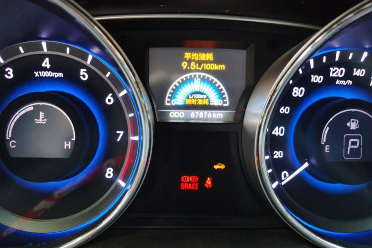 Used Hyundai Sonata 2014 2.0L Automatic Luxury Edition Odometer Close Up