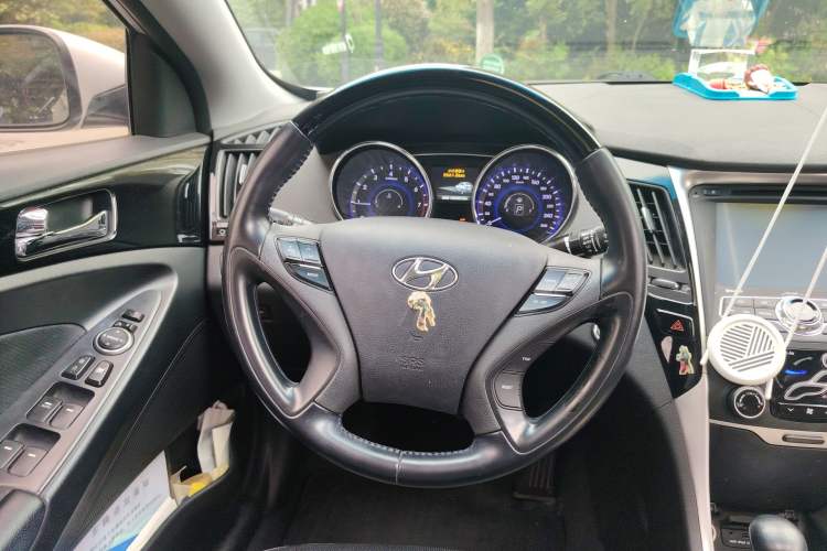 Used Hyundai Sonata 2014 2.4L Automatic Luxury Version China V Standard Steering Wheel