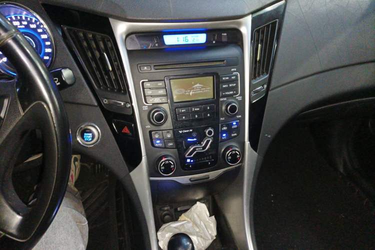 Used Hyundai Sonata 2014 2.0L Automatic Luxury Edition Audio And AC Panel