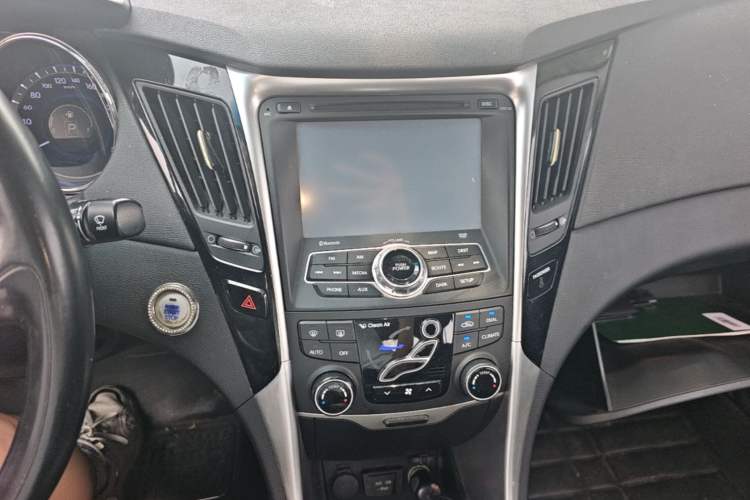 Used Hyundai Sonata 2014 2.4L Automatic Luxury Version China IV Standard Audio And AC Panel