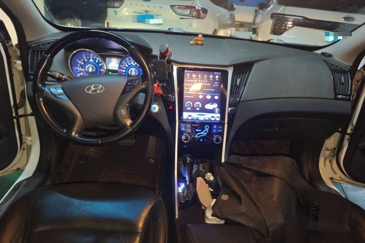 Used Hyundai Sonata 2014 2.4L Automatic Luxury Version China IV Standard Center Console