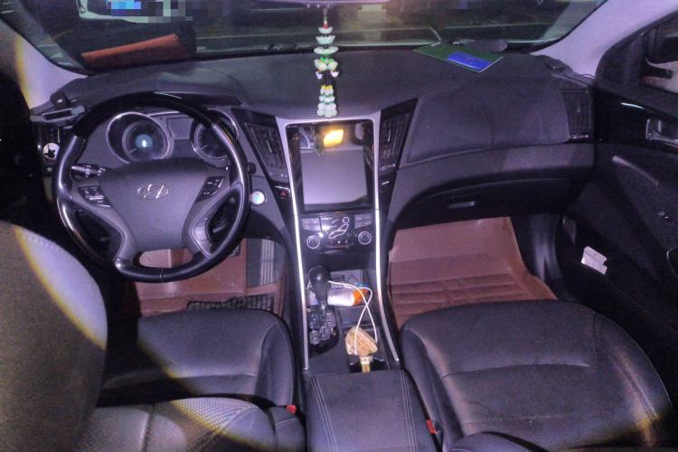 Used Hyundai Sonata 2014 2.4L Automatic Luxury Version China IV Standard Center Console