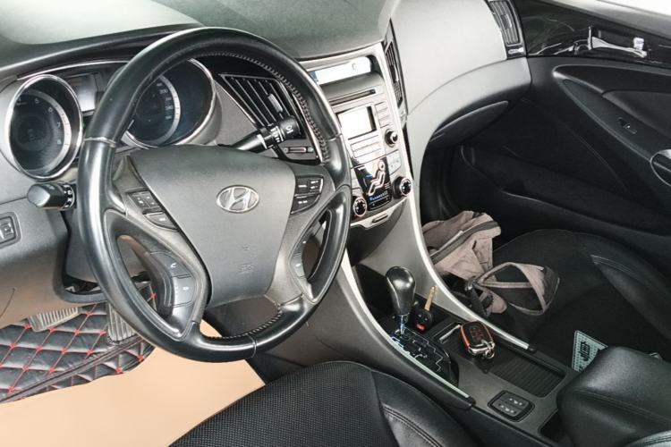 Used Hyundai Sonata 2014 2.0L Automatic Luxury Edition Center Console
