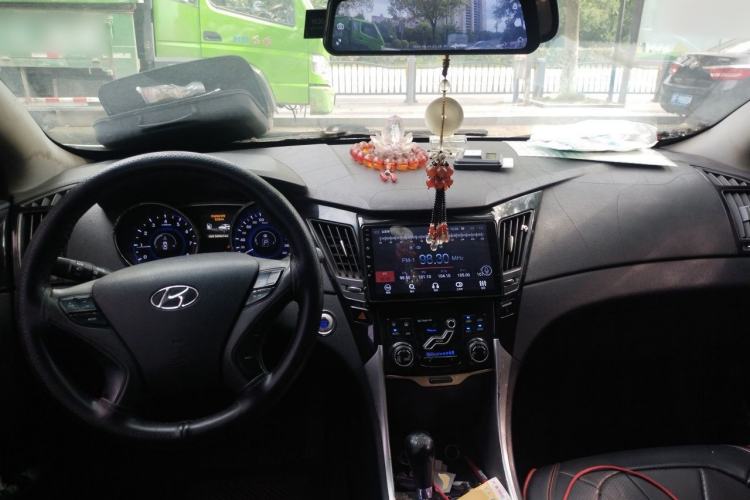Used Hyundai Sonata 2014 2.4L Automatic Luxury Version China IV Standard Center Console