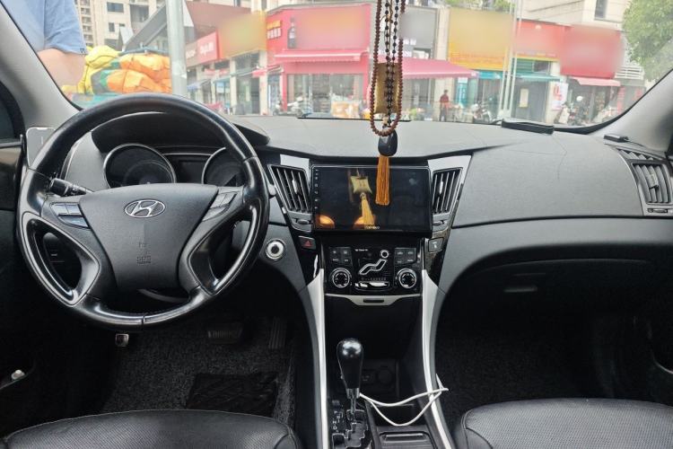 Used Hyundai Sonata 2014 2.0L Automatic Luxury Edition Center Console