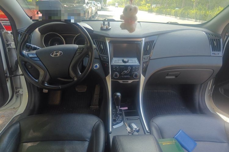 Used Hyundai Sonata 2014 2.4L Automatic Leading Edition China IV Standard Center Console