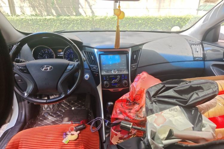 Used Hyundai Sonata 2014 2.4L Automatic Leading Edition China IV Standard Center Console
