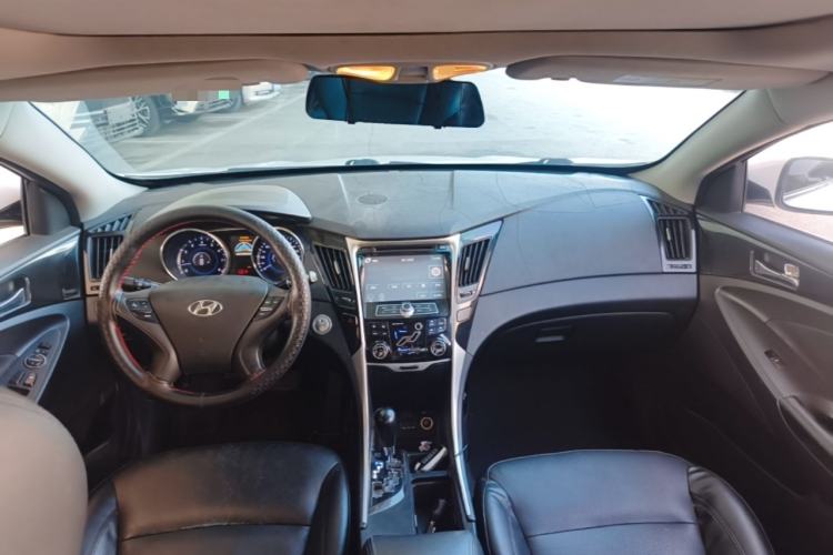 Used Hyundai Sonata 2014 2.4L Automatic Leading Edition China IV Standard Center Console