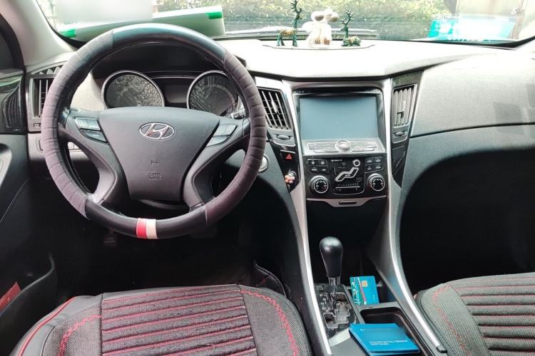 Used Hyundai Sonata 2014 2.4L Automatic Leading Edition China IV Standard Center Console