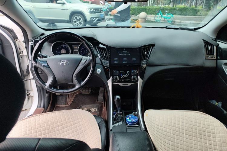 Used Hyundai Sonata 2014 2.4L Automatic Leading Edition China IV Standard Center Console