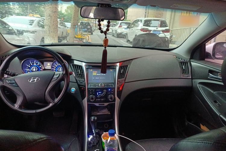 Used Hyundai Sonata 2014 2.4L Automatic Leading Edition China IV Standard Center Console