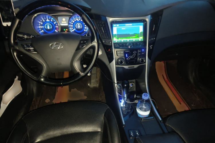 Used Hyundai Sonata 2014 2.4L Automatic Leading Edition China IV Standard Center Console