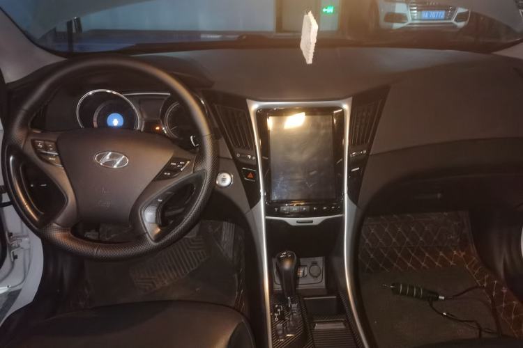 Used Hyundai Sonata 2014 2.4L Automatic Luxury Version China IV Standard Center Console