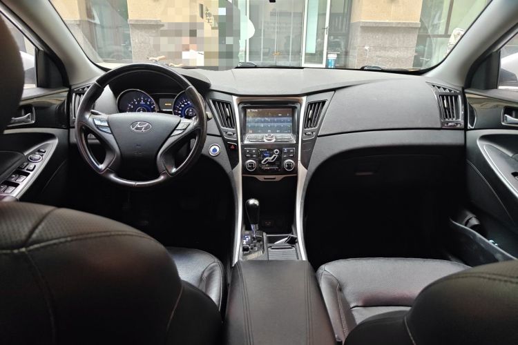 Used Hyundai Sonata 2014 2.4L Automatic Leading Edition China IV Standard Center Console