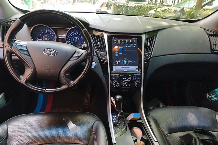 Used Hyundai Sonata 2014 2.4L Automatic Luxury Version China IV Standard Center Console