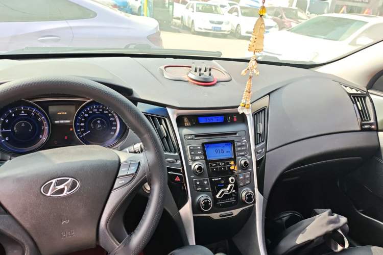 Used Hyundai Sonata 2014 2.0L Automatic Luxury Edition Center Console