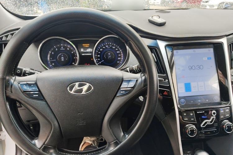 Used Hyundai Sonata 2014 2.4L Automatic Leading Edition China IV Standard Center Console