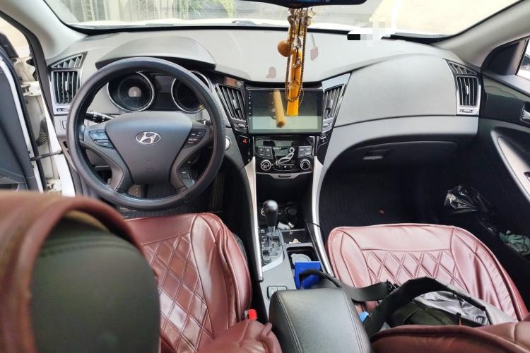 Used Hyundai Sonata 2014 2.4L Automatic Luxury Version China IV Standard Center Console