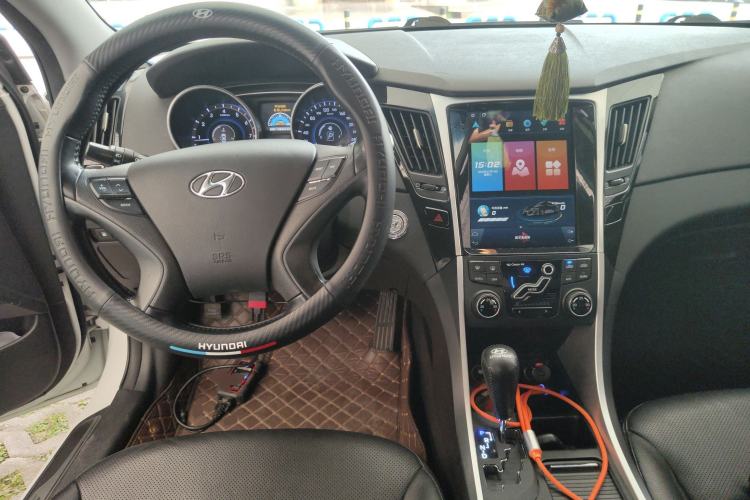 Used Hyundai Sonata 2014 2.0L Automatic Luxury Edition Center Console