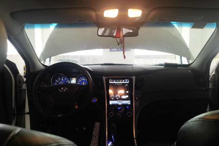 Used Hyundai Sonata 2014 2.4L Automatic Luxury Version China IV Standard Center Console