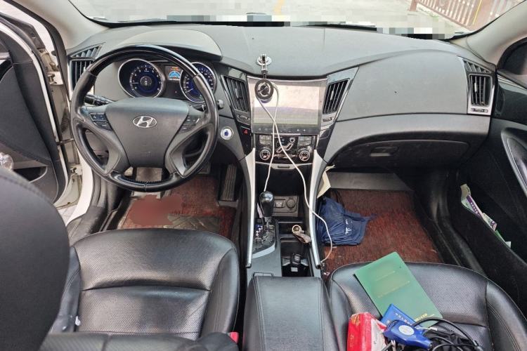 Used Hyundai Sonata 2014 2.4L Automatic Leading Edition China IV Standard Center Console