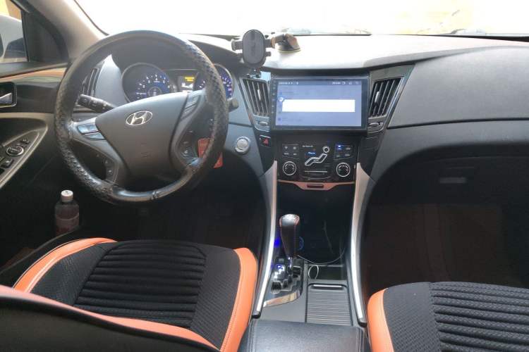 Used Hyundai Sonata 2014 2.4L Automatic Leading Edition China IV Standard Center Console